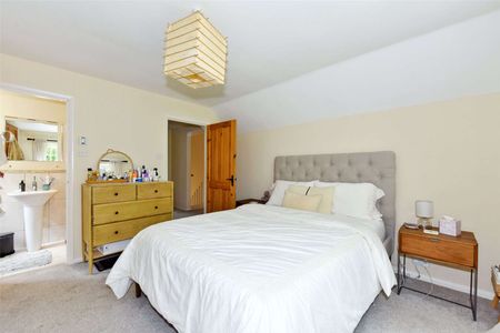 A detached four bedroom character home situated on the outskirts of Cobham located in a cul de sac approximately 0.5 of a mile from Effingham Junction station. - Photo 3