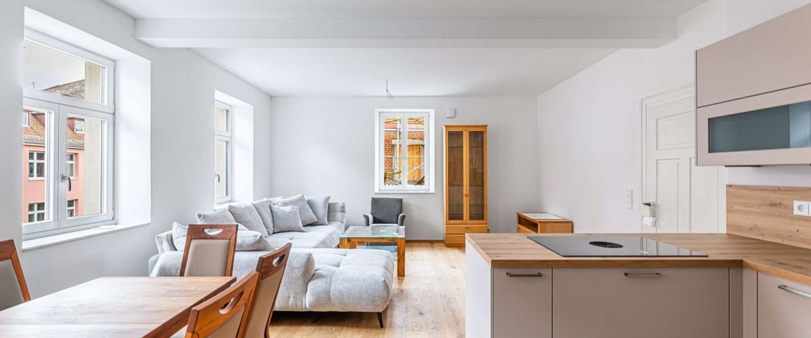 HEGERICH: Möblierte Wohnung im 2. Obergeschoss - Modern saniert mit historischem Flair - Photo 1