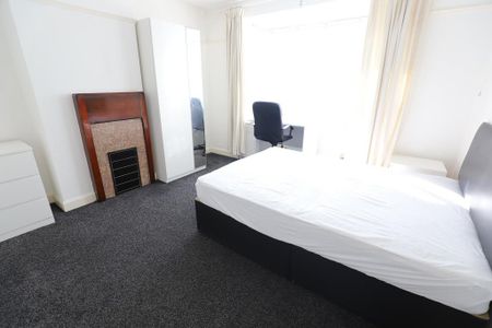 4 bedroom semi-detached house to rent - Photo 4