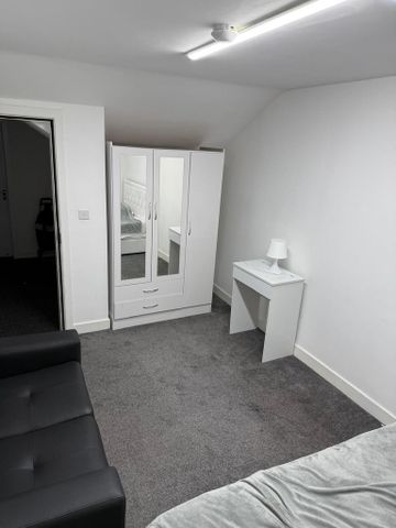 1 bedroom in a house share to rent - Photo 3