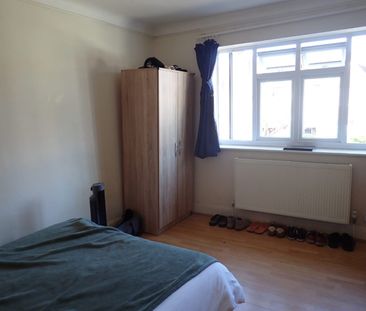 Room in a Shared House, Queensland Avenue, SW19 - Photo 4