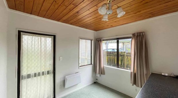 2 bedroom delight with single garage! - Photo 1