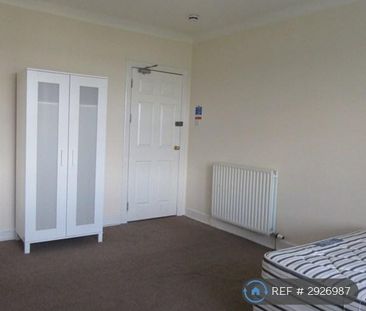 3 bedroom flat to rent - Photo 3