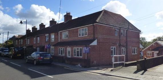 1 bedroom in a house share to rent - Photo 2