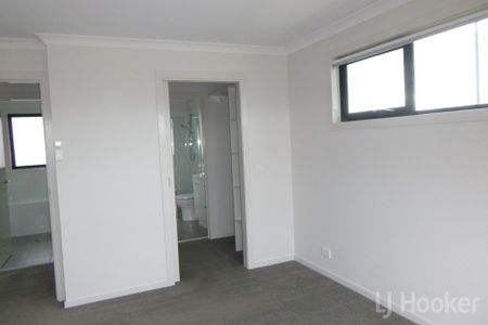 Three Bedroom Ensuite Terrace House in Googong - Photo 5