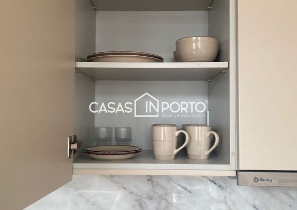 Apartamento T0+1 para arrendamento na Rua Santa Catarina, Porto