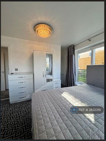 1 bedroom in a flat share to rent - Photo 4