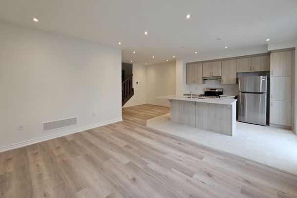 For Lease - 8 Vinewood Crescent, Barrie, Ontario - Photo 1