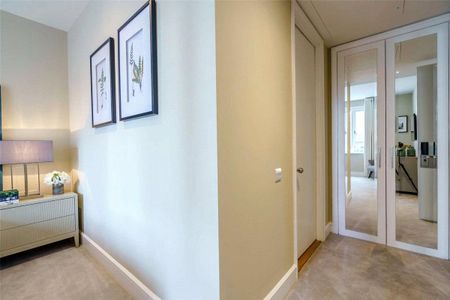 2 bedroom flat in Canary Riverside - Photo 3