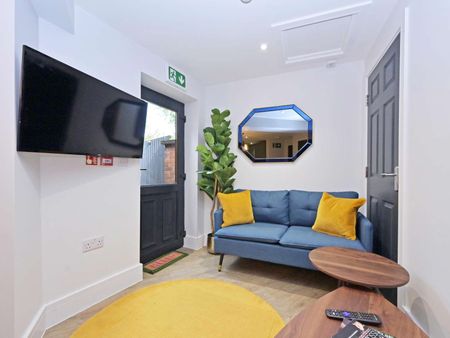 Soooo close to Stoke hospital, come and see… Rm 6 - Wedgwood (Second floor) - Photo 2