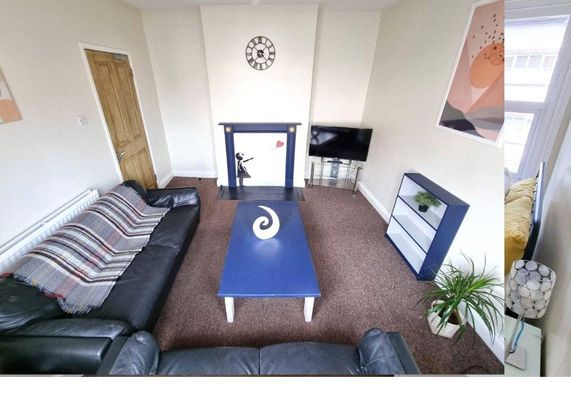 4 bedroom terraced house to rent - Photo 1