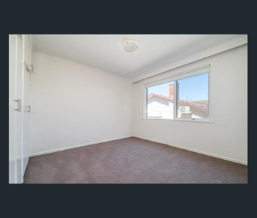 Spacious, Light-Filled & Secure Apartment in the Heart of St Kilda! - Photo 3