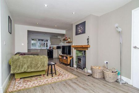 2 bedroom semi-detached house to rent - Photo 3