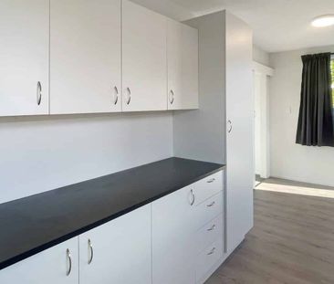 Pet Friendly & Fully Renovated, One Block to the Beach! - Photo 1
