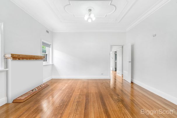 FULL OF CHARM - Photo 1