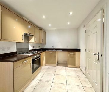 4 bedroom semi-detached house to rent - Photo 2