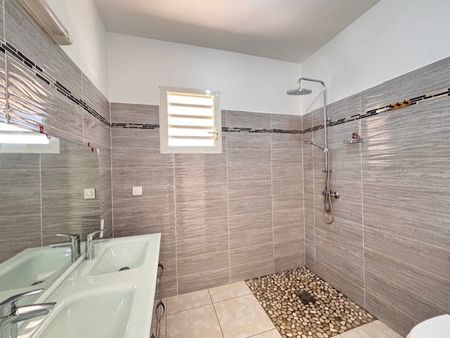 Location Maison 4 pièces 78m² BAIE MAHAULT 97122 - Photo 5