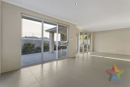 HIDDEN GEM-SPACIOUS REAR VILLA, A STONES THROW FROM THE BEAUTIFUL SWAN RIVER!! - Photo 2
