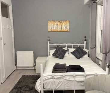 Studio Flat, Castletown Road, W14 - Photo 5