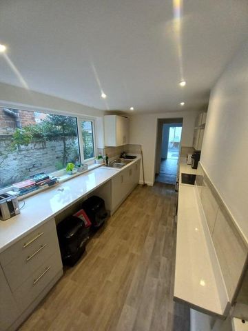 1 bedroom in a house share to rent - Photo 2