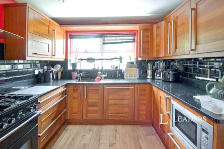 1 bedroom semi detached to rent Lister Tye, Chelmsford, Essex, CM2 - Photo 5