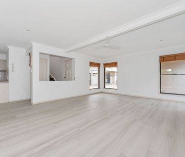 Spacious Private Townhouse in Prime Scarborough Location! - Photo 4