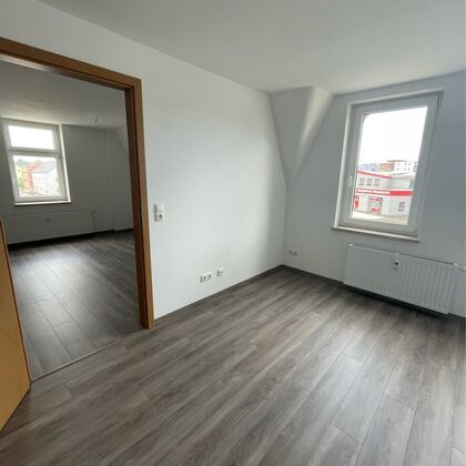 Dachgeschosswohnung in Fraureuth mit Einbauküche - Photo 1