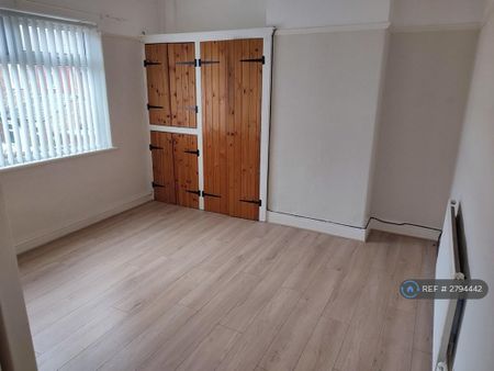 3 bedroom semi-detached house to rent - Photo 5