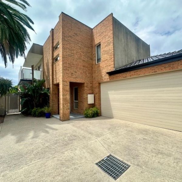 Stunning home in the heart of Dromana! TWO KITCHENS! - Photo 1