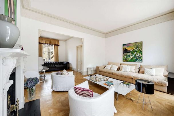 A beautifully presented five bedroom town house situated in a prime South Kensington location just moments from the Fulham Road. - Photo 1