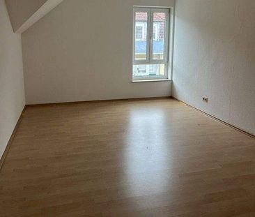 Himmlisch Wohnen unterm Dach mit großer Küche und Tageslichtbad! - Photo 1