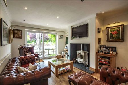 A superb family home in a private position with beautifully landscaped gardens - Photo 2