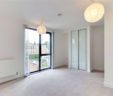 A stylish apartment boasting contemporary accommodation. - Photo 2