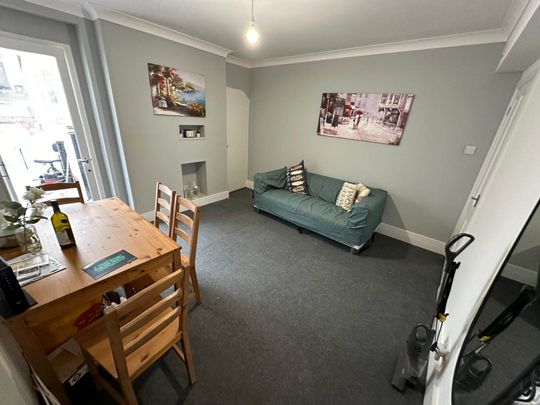 ROOM 3: 18 Rupert Road, GU2 7NE - Photo 1