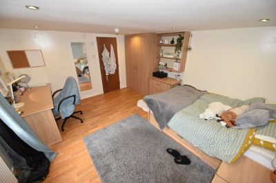 3 bedroom Flat in Cardigan Road, Leeds - Photo 5