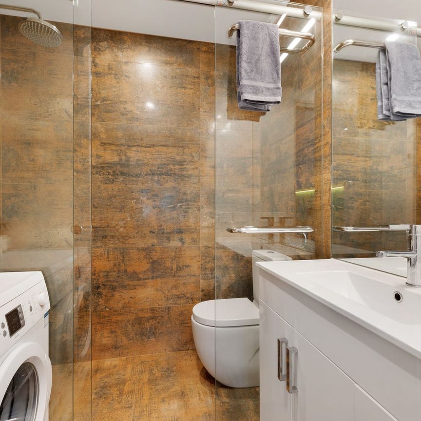 "Generous Studio Apartment in Boutique Block with WIFI Included" - Fully Furnished - Photo 1