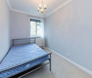 beautiful and spacious 2 double bedroom property on a quiet residen... - Photo 6