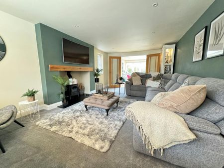 4 bedroom detached house to rent - Photo 3