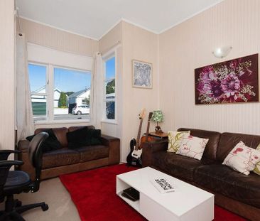 Sunny 4 Bedroom Home with Courtyard - Photo 6
