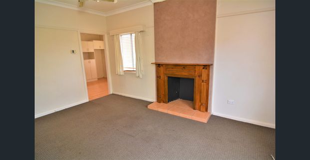 FAMILY HOME WITH GREAT GARAGING - Photo 1