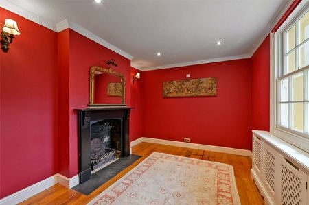 Elegant five bedroom Georgian home with gated privacy, landscaped gardens, and self-contained annexe. - Photo 3