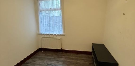 4 Bed Detached House, Fifth Avenue, E12 - Photo 2