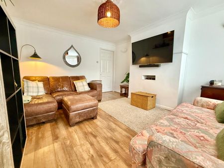 3 bedroom semi-detached house to rent - Photo 2