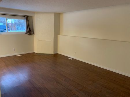 Amazing Find in Red Deer! 3 Bedrooms, 1 Bath!! - Photo 4