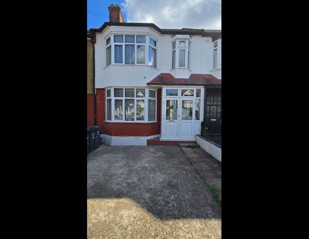 3 Bed Terraced House, Ulster Gardens, N13 - Photo 1