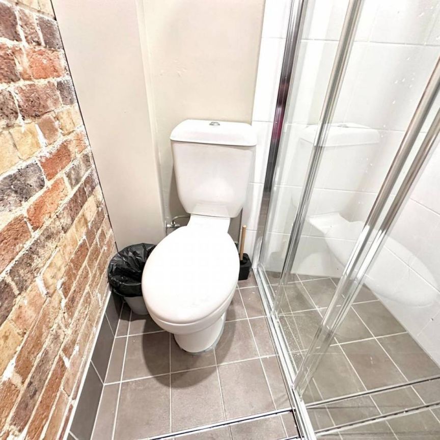 Ensuite Room for Rent in the Heart of Oxford Street - Photo 1