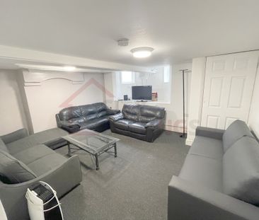 8 Bedroom Mid Terraced House - Photo 2