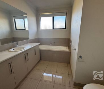 MODERN 3 BEDROOM HOME WITH PRIME LOCATION! - Photo 4