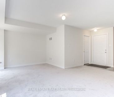 Townhouse For Lease | N8114648 - Photo 4