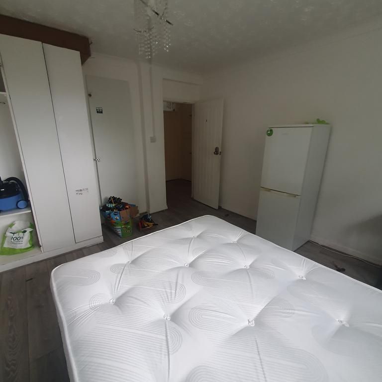 1 bedroom in a flat share to rent - Photo 1